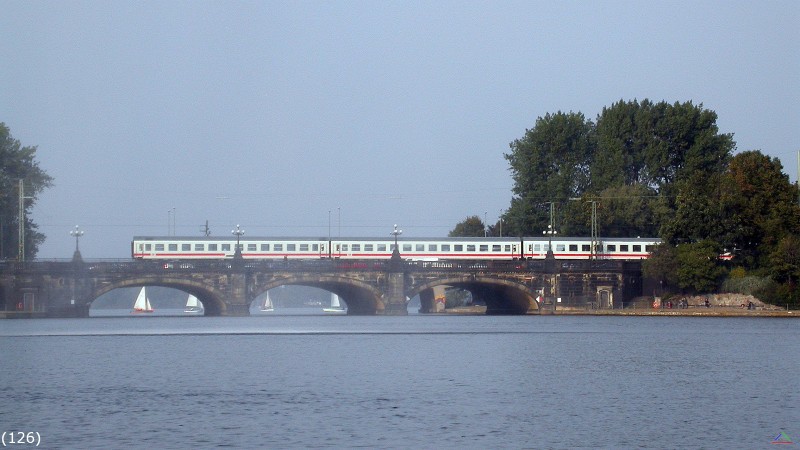 Bahn 126.jpg - Ein IC auf der Hamburger Lombardsbrücke mit Blickrichtung von der Innen- zur Außenalster.